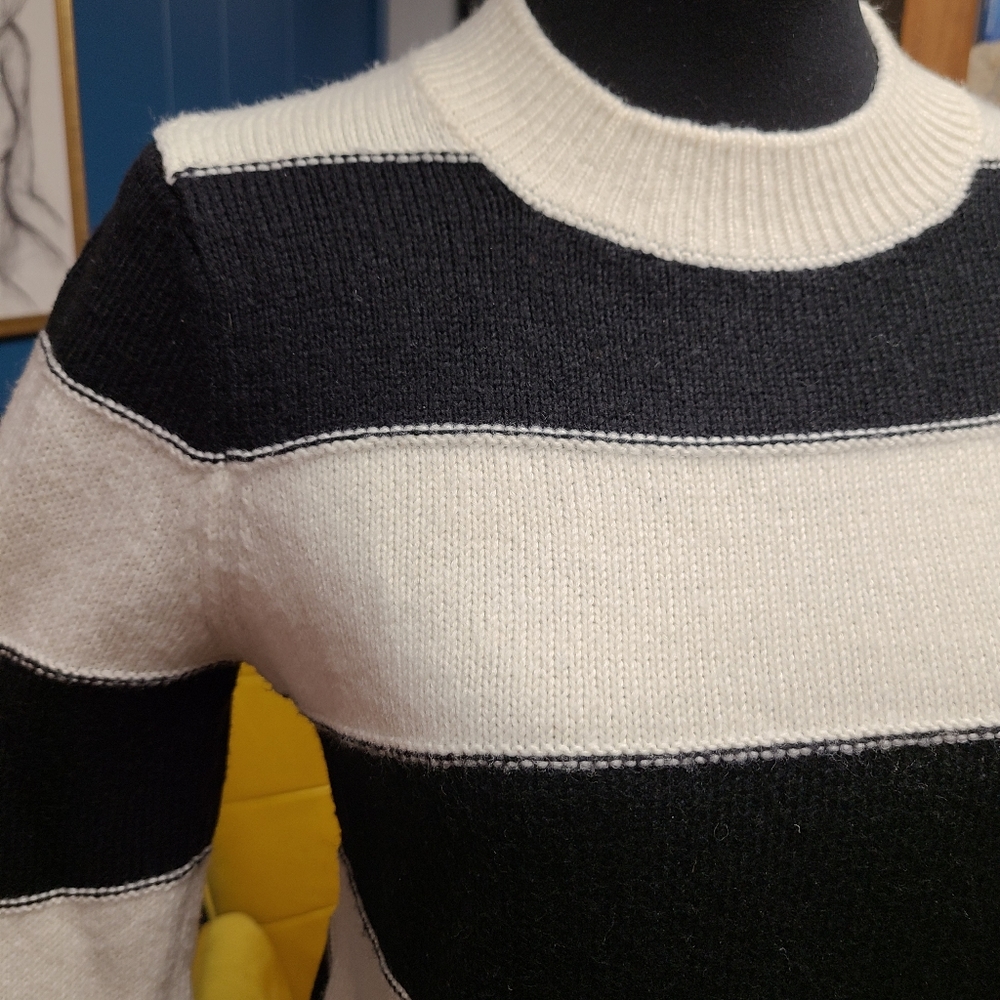 Banana Republic Sweater Size S - Picture 3 of 4